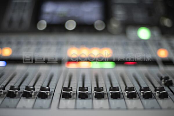 演播室與電視節目中的音響面板 技術與應用